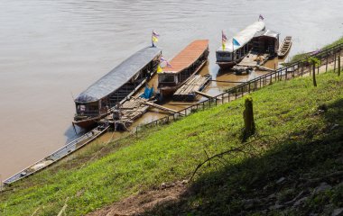 Mekong Nehri 'nin kıyısındaki tekne parkı.