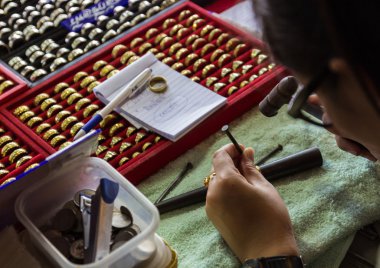Goldsmith bir çekiç ve çivi oyma bölmek