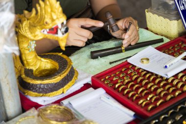 Goldsmith bir çekiç ve çivi oyma bölmek