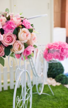 Beyaz Bisiklet üzerinde sahte gül buketi