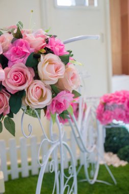 Beyaz Bisiklet üzerinde sahte gül buketi