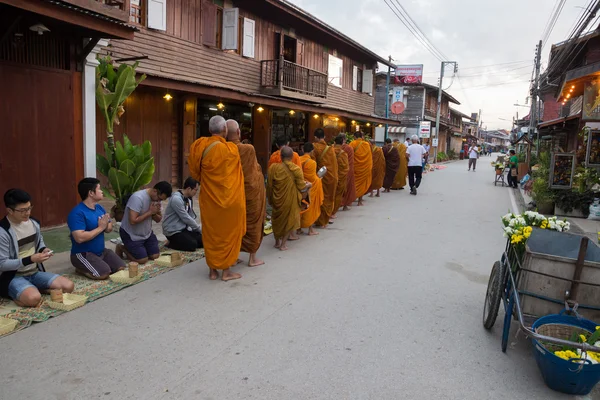 Monje budista caminando para dejar que la gente ponga ofrendas de comida en un alm —  Fotos de Stock