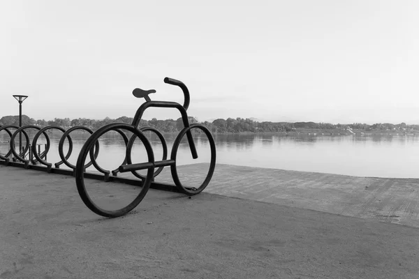 Estacionamento de bicicletas ao lado do rio — Fotografia de Stock