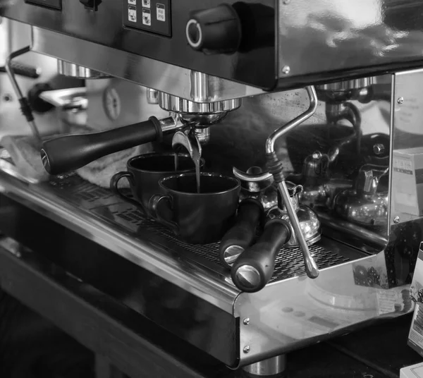 Kávovar nalévání kávy na pohár — Stock fotografie