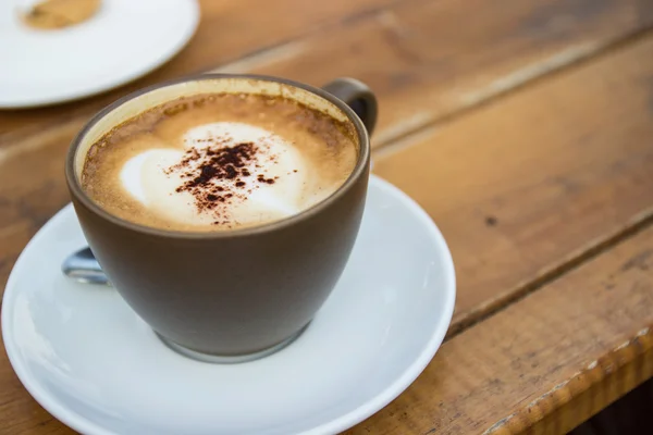 Una tazza di caffè espresso con crema a forma di cuore sopra — Foto Stock