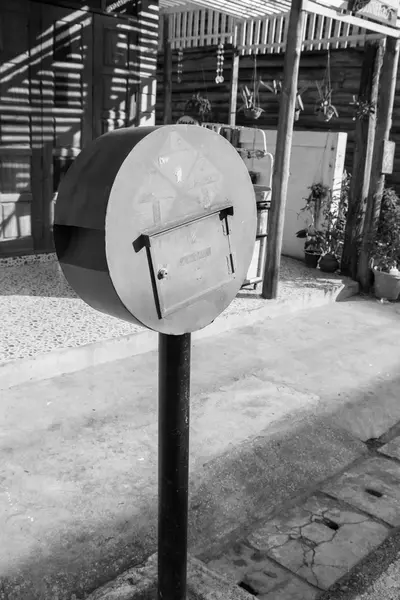 Roter Briefkasten im Kreis — Stockfoto