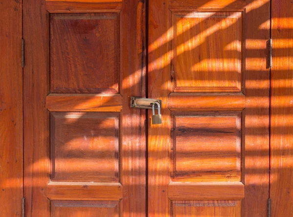 Ombra sulla vecchia porta di legno — Foto Stock