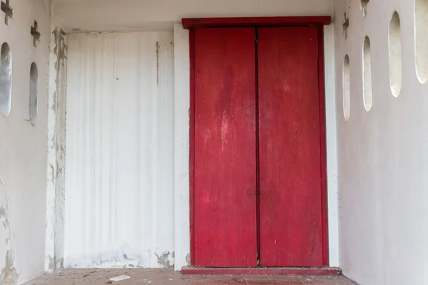 Porta vermelha e parede branca — Fotografia de Stock