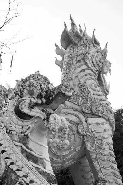 Asian traditional design of guarding lion statue — Stock Photo, Image