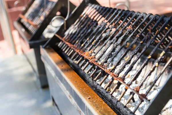 Charcoal stove and gridiron for barbecue grilling — Stock Photo, Image