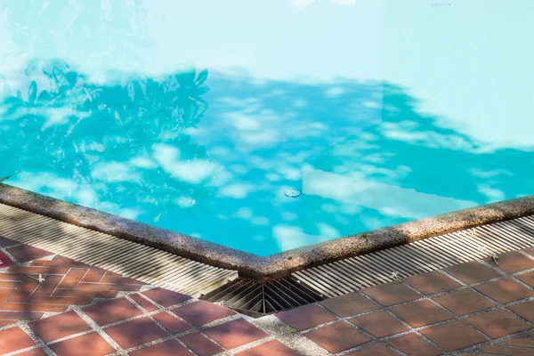 Piscine sur le bâtiment — Photo