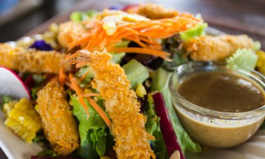 kızarmış karides karışımı salata ile