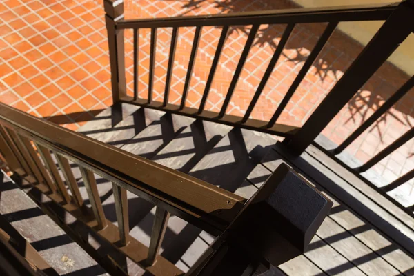 班尼斯特木制楼梯台阶上的阴影 — 图库照片