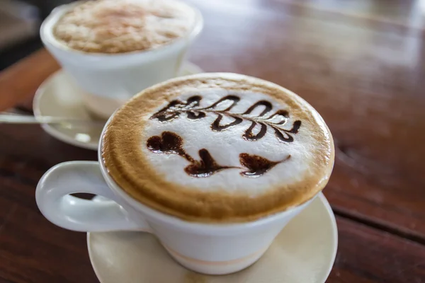 Une tasse de café cappuccino avec latte art en forme de coeur — Photo