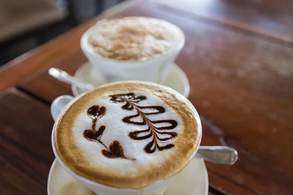 Une tasse de café cappuccino avec latte art en forme de coeur — Photo