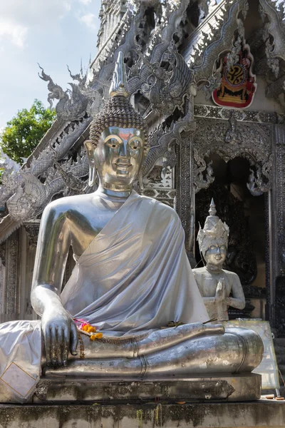 Статуя Будды из серебра — стоковое фото