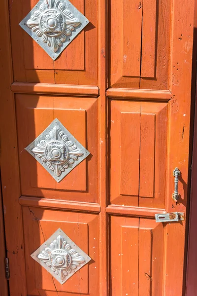 Oude traditionele thailand zilverwerk kunst op de houten deur — Stockfoto