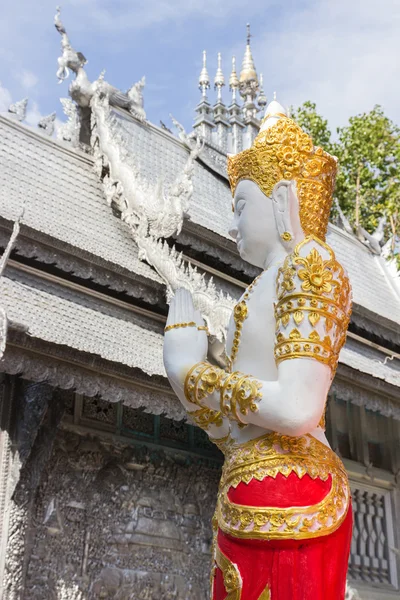 Altın takı giyen Asya'ya ait melek heykel — Stok fotoğraf