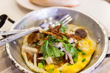 kızarmış yumurta beyaz domuz sosisi, gevrek domuz eti, maydanoz, Bahar oni ile