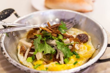 kızarmış yumurta beyaz domuz sosisi, gevrek domuz eti, maydanoz, Bahar oni ile