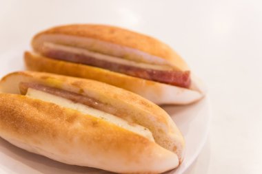 jambon ve beyaz domuz sosisi ile sosisli