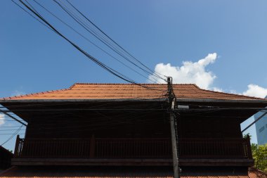 elektrik direği Ahşap evin önünde