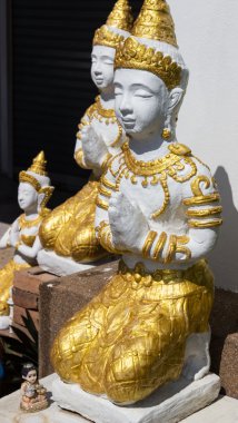 altın takı giyen Asya'ya ait melek heykel