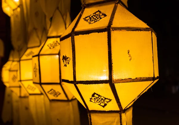 Thailandia tradizionale decorazione giallo lanterna di carta — Foto Stock