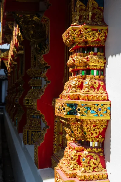 Thailand traditionella skulptur på templets fönsterkarm — Stockfoto