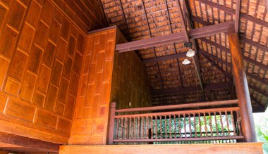 Tayland geleneksel eski ahşap balkon