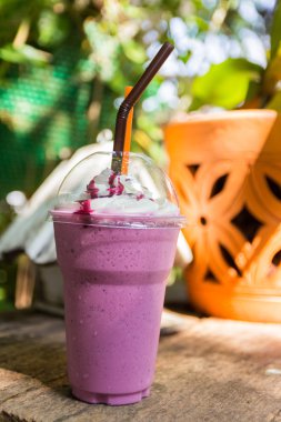 Kırbaçlanan krem ile blueberry smoothie