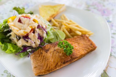 ızgara somon steak Fransız kızarmış ve sebze salatası