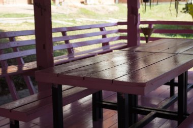 pembe ahşap çardak tabloda