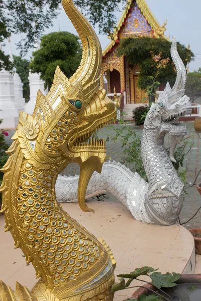 Estatua de serpiente naga de oro —  Fotos de Stock