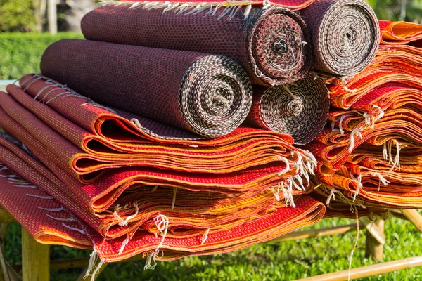 Pilha de vermelho asiático esteira de vime — Fotografia de Stock