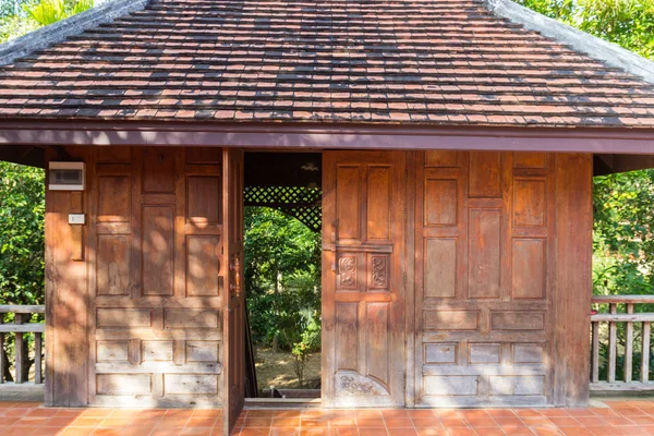 Thaiföld hagyományos, fából készült ajtó — Stock Fotó