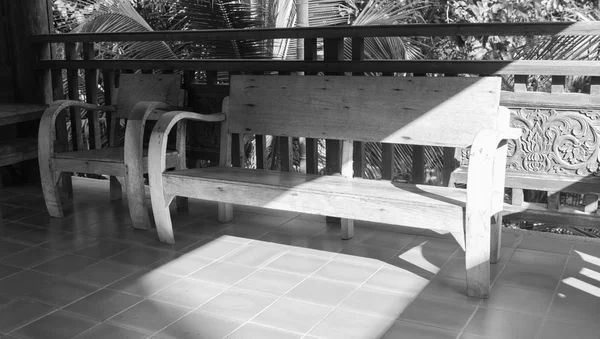 Дерев'яний стілець на балконі — стокове фото