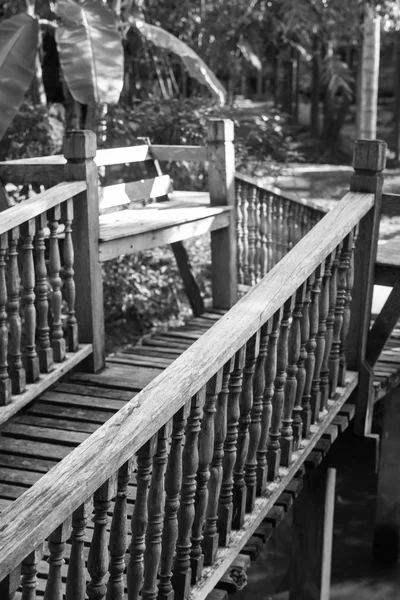 泰国传统的木制楼梯扶手 — 图库照片