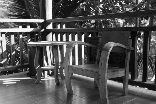 Дерев'яний стілець на балконі — стокове фото