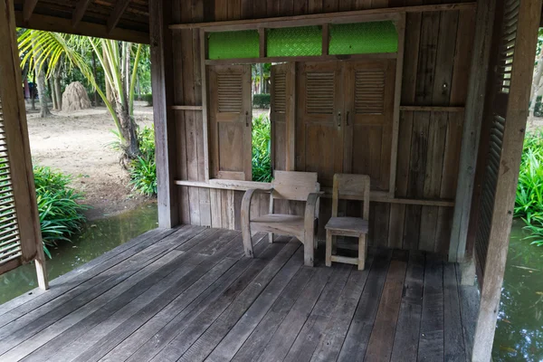 Silla de madera en el balcón — Foto de Stock