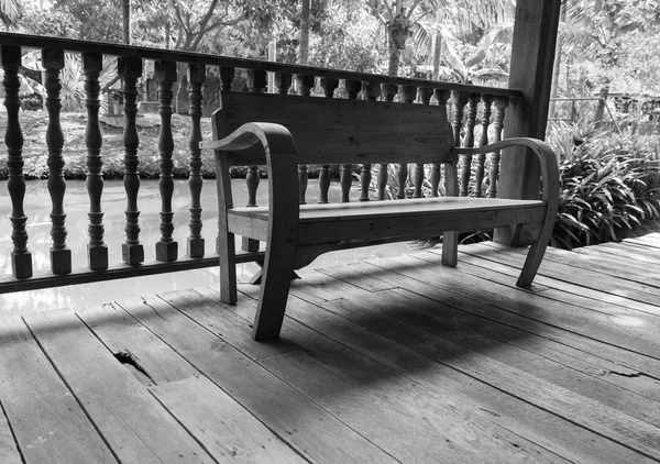 Cadeira de madeira na varanda — Fotografia de Stock