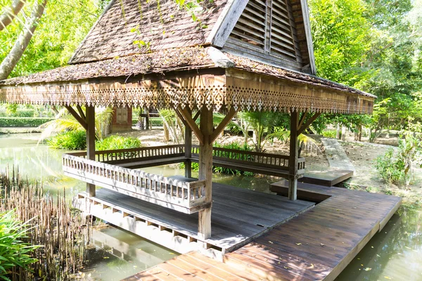 Tailândia tradicional vintage gazebo de madeira — Fotografia de Stock
