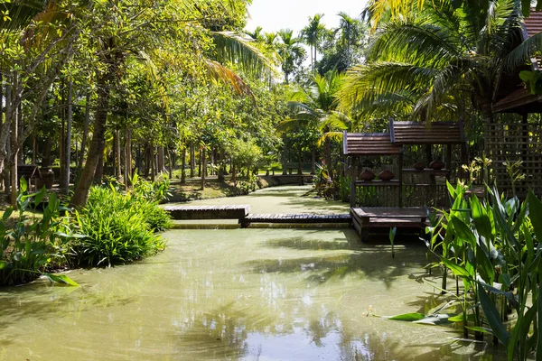 El puente a tailandia patio de madera tradicional al lado del canal — Foto de Stock