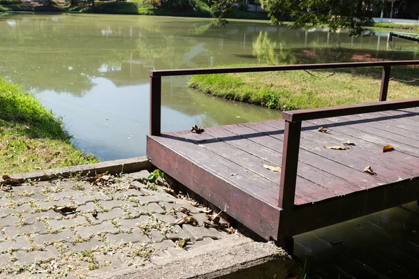 Small wooden bridge across the lake — Stock Photo, Image