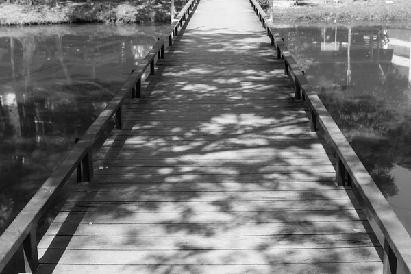 在湖面上的小木桥 — 图库照片