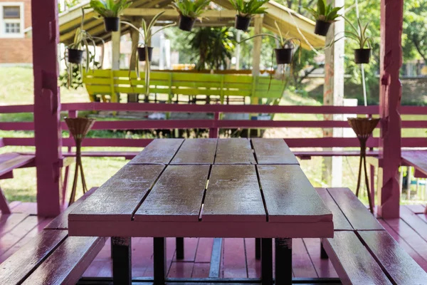 Tabel in roze houten gazebo — Stockfoto