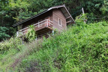 Tepedeki eski ahşap ev