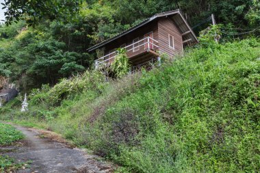 Tepedeki eski ahşap ev