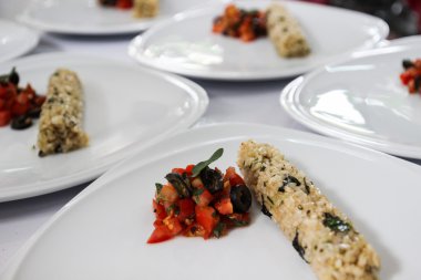 Stir fry domates ve mantar ile kahverengi pirinç