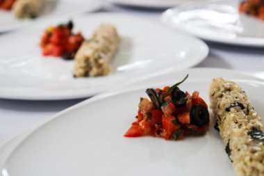 Stir fry domates ve mantar ile kahverengi pirinç